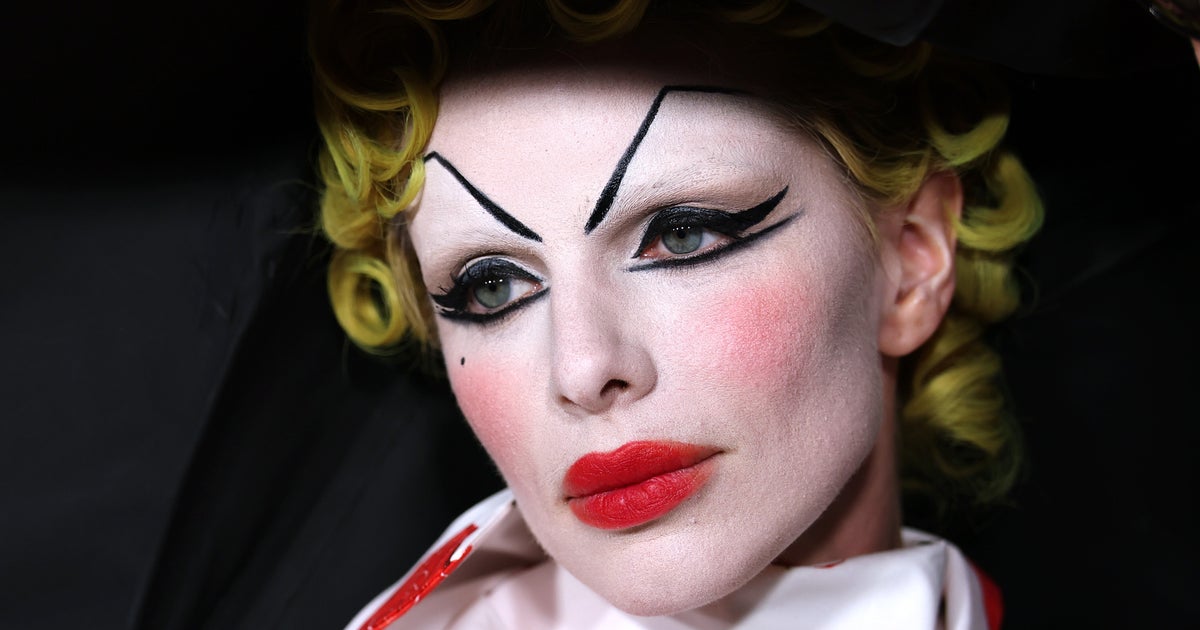 NextImg:Julia Fox's Latest Wacky Fashion Stunt Has Us Speechless
