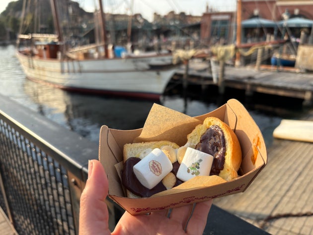 オレンジミルクのスモア仕立て、ナッツ添え