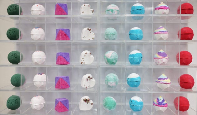 イギリス・プールのラッシュ店舗ディスプレイに置かれたバスボム（2023年5月10日）