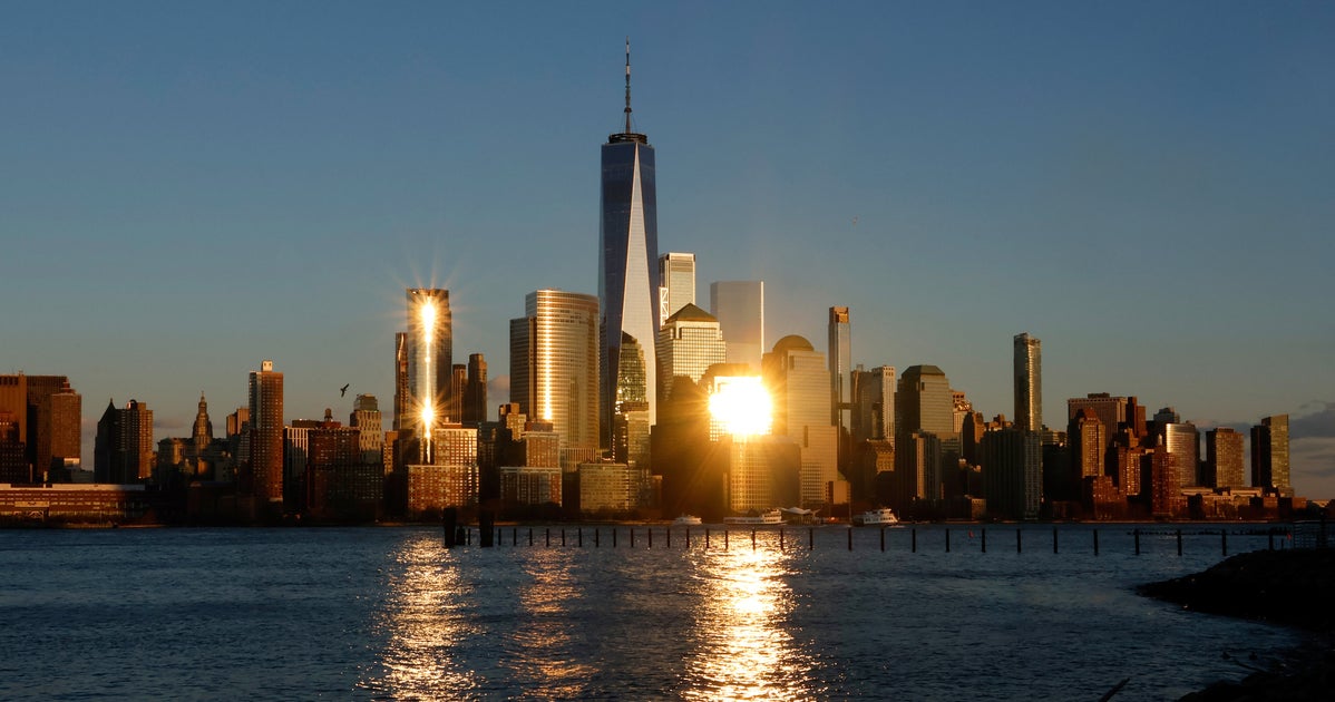 NextImg:Helicopter Crashes Into The Hudson River Off Manhattan