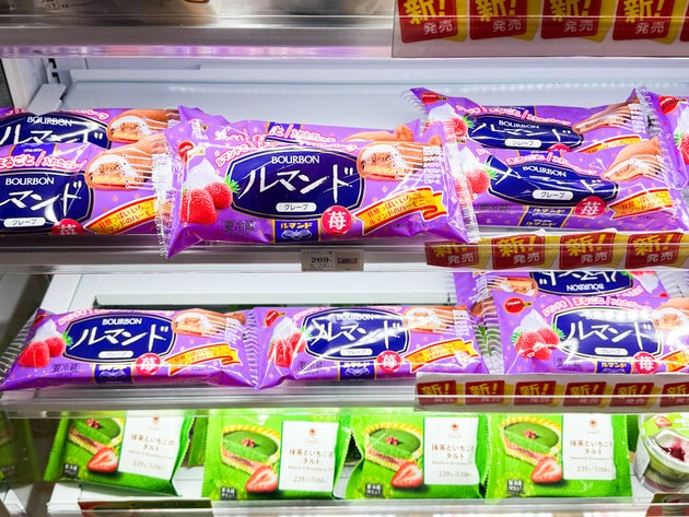 まず注目したいのは、そのパッケージ。パープルとゴールドの色使い、クラシカルでちょっと高級感のあるデザイン、中央にしっかりと記された「ルマンド」のロゴ…。これ、まさに「ルマンド」そのもの！手に取った瞬間、「あっ、ルマンドだ！」と誰もが分かるインパクト。数多くのコンビニのスイーツコーナーに並んでいても、ひときわ目立つ存在感です。