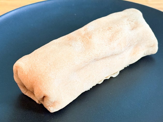 袋を開けると、ふんわりと甘い香り。見た目は想像以上に大きく、しっかり巻かれたクレープの中身がぎっしり詰まっていそうな重みがあります。