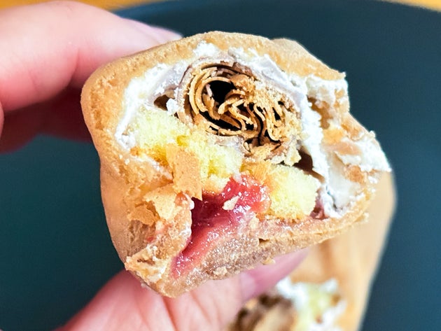 ひと口食べて驚いたのが、「ルマンド」のサクサク感がしっかり生きていること。 クレープのような“しっとり系”のスイーツにパイやビスケットを入れると、時間が経って水分を吸い、どうしてもベチャッとした食感になりがち。 でもこの「ルマンドクレープ」は違います。口に入れた瞬間、「サクッ」というあの「ルマンド」特有の軽やかな食感がしっかり健在してるんです。 さらにホイップのミルキーな甘さ、チョコのコク、そしていちごソースの酸味が重なり合って、見事なハーモニーを奏で、最高のデザートに。これはクセになりそう！