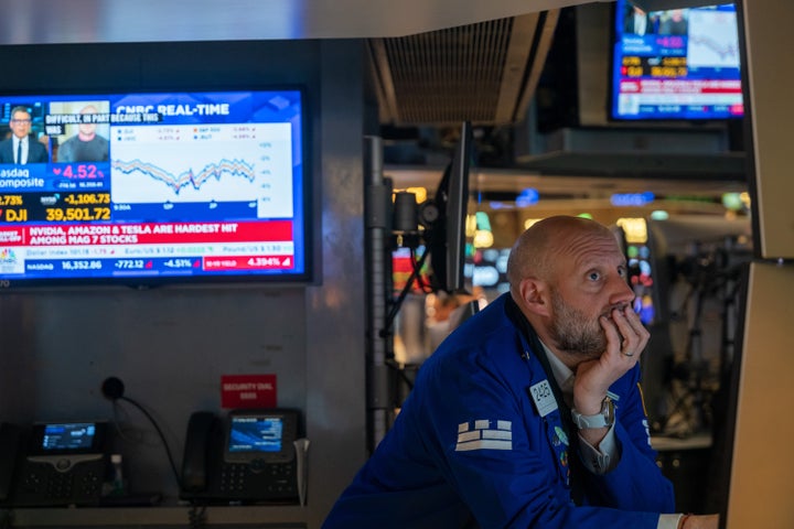 NEW YORK, NEW YORK - APRIL 10: Traders work on the floor of the New York Stock Exchange (NYSE) on April 10, 2025 in New York City. Despite U.S. President Donald Trump's declared 90-day tariff pause for many countries, uncertainty remains in global trade, with the Dow and other international markets falling steeply again. (Photo by Spencer Platt/Getty Images)