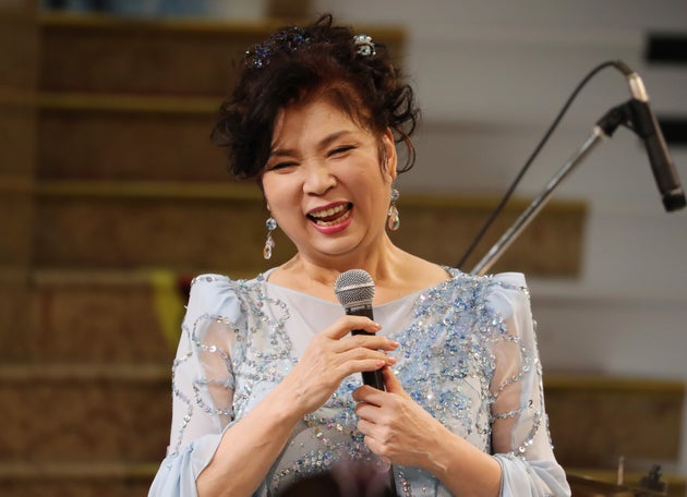 新作ジャズアルバム「夜のつづき」の発売を記念して日本橋三越本店でミニライブを開催した八代亜紀さん（2017年10月10日）