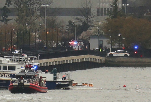 Δυνάμεις αστυνομίας, πυροσβεστικές και ακτοφυλακής στο σημείο του δυστυχήματος (10 Απριλίου 2025)