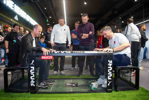 Ένα από τα πιο fun σημεία του καταστήματος: το subsoccer table, όπου παίζεις ποδόσφαιρο καθιστός — αποκλειστικά με τα πόδια. Στο επίσημο opening, ο Άγγελος Μπασινάς και ο Γιούρκας Σεϊταρίδης κάθισαν αντικριστά και έπαιξαν ένα φιλικό ματσάκι που τράβηξε όλα τα βλέμματα.