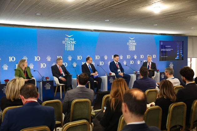 Από αριστερά: Βάλια Αρανίτου, Αναπληρώτρια Καθηγήτρια/Επιστημονική Διευθύντρια INEMY-ΕΣΕΕ, Εθνικό και Καποδιστριακό Πανεπιστήμιο Αθηνών - Ιωάννης Ιωαννίδης, Chief of Retail Banking Products, Alpha Bank - Νίκος Πετράκης, Country Manager της Visa για την Ελλάδα - Σωτήρης Αναγνωστόπουλος, Γενικος Γραμματέας Εμπορίου και Προστασίας του Καταναλωτή, Υπουργείο Ανάπτυξης - Αντώνης Φουρλής, Δημοσιογράφος, Huff Post Greece, ANT1