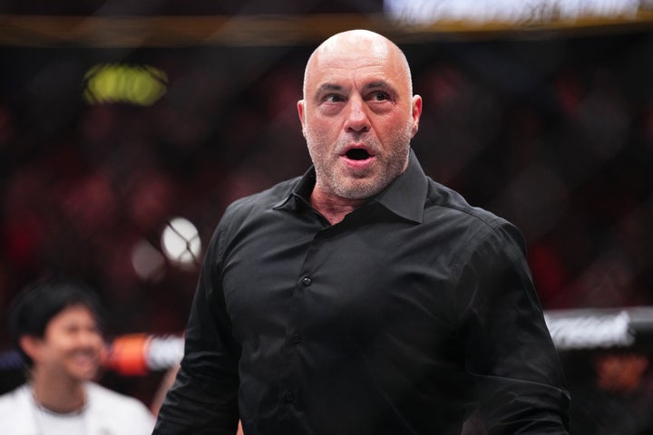 Joe Rogan reage a um nocaute em um evento do UFC em 2024.