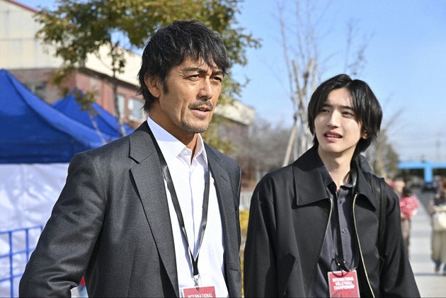 （左から）進藤壮一を演じる阿部寛さん、本橋悠介を演じる道枝駿佑さん