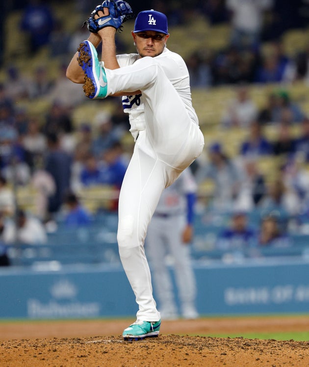 投手としてマウンドに上がったミゲル・ロハス内野手