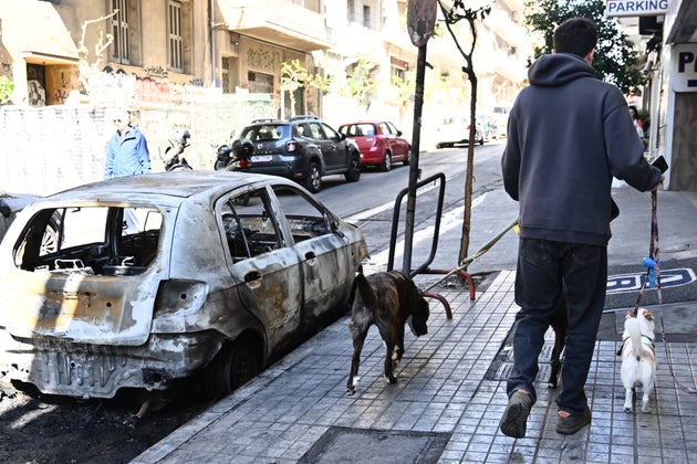 H επόμενη ημέρα ανέδειξε το μέγεθος των ζημιών στα Εξάρχεια μετά από μια νύχτα άγριων οδομαχιών αγνώστων με μολότοφ και αστυνομικών (13 Απριλίου 2025)