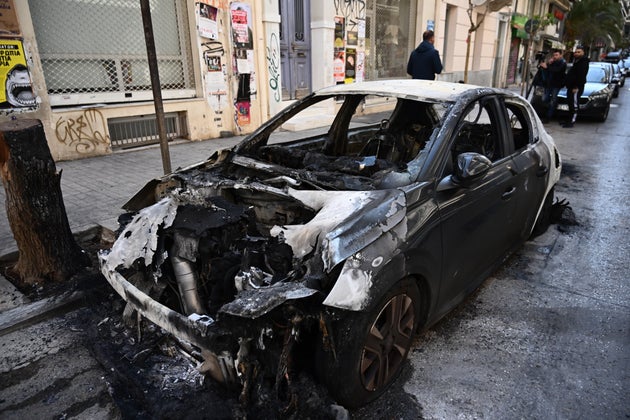 21 οχήματα υπέστησαν ζημιές και 5 καταστράφηκαν ολοσχερώς μετά από μια νύχτα άγριων οδομαχιών αγνώστων με μολότοφ και αστυνομικών (13 Απριλίου 2025)