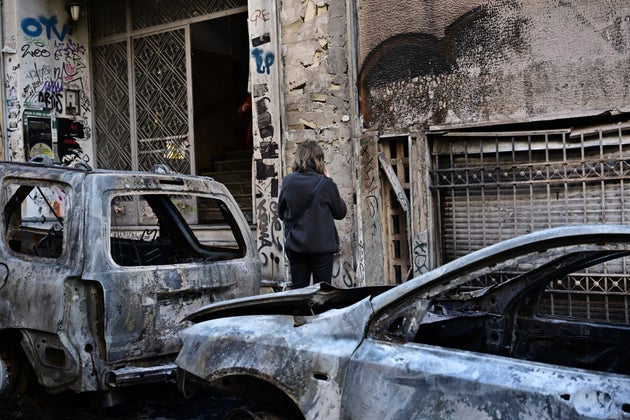 Βομαρδισμένο τοπίο θυμίζουν σήμερα οι δρόμοι στα Εξάρχεια (13 Απριλίου 2025)