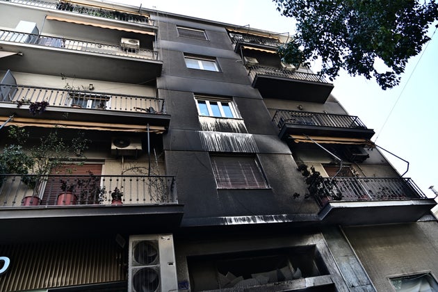 Από τις φωτιές που άναψαν σε κάδους απορριμμάτων και τις ρίψεις μολότοφ υπέστησαν φθορές προσόψεις κατοικιών και ισόγεια στα Εξάρχεια (13 Απριλίου 2025)