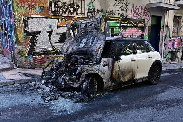 Ένα ακόμη κατεστραμμένο αυτοκίνητο στα Εξάρχειαμετά από μια νύχτα άγριων οδομαχιών αγνώστων με μολότοφ και αστυνομικών (13 Απριλίου 2025)