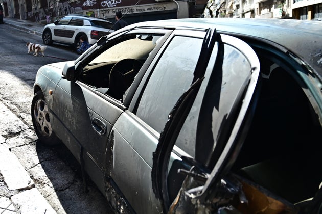 H επόμενη ημέρα ανέδειξε το μέγεθος των ζημιών στα Εξάρχεια μετά από μια νύχτα άγριων οδομαχιών αγνώστων με μολότοφ και αστυνομικών (13 Απριλίου 2025)