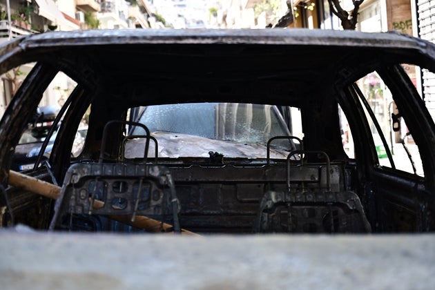 Ένα από τα πέντε οχήματα στα Εξάρχεια που κάηκαν ολοσχερώς (13 Απριλίου 2025)