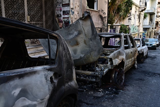 Συνολικά 21 αυτοκίνητα υπέστησαν ζημιές και 5 κάηκαν ολοσχερώς στα επεισόδια με συγκρούσεις αστυνομικών με αγνώστους στα Εξάρχεια (13 Απριλίου 2025)