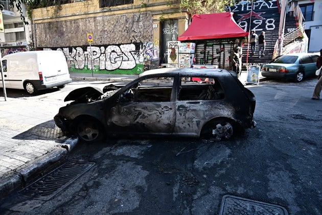 Με βομβαρδισμένο τοπίο έμοιαζαν σήμερα το πρωί δρόμοι στα Εξάρχεια (13 Απριλίου 2025)