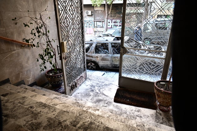 Σοβαρές ζημίες σε είσοδο πολυκατοικίας από τα επεισόδια στα Εξάρχεια (13 Απριλίου 2025)