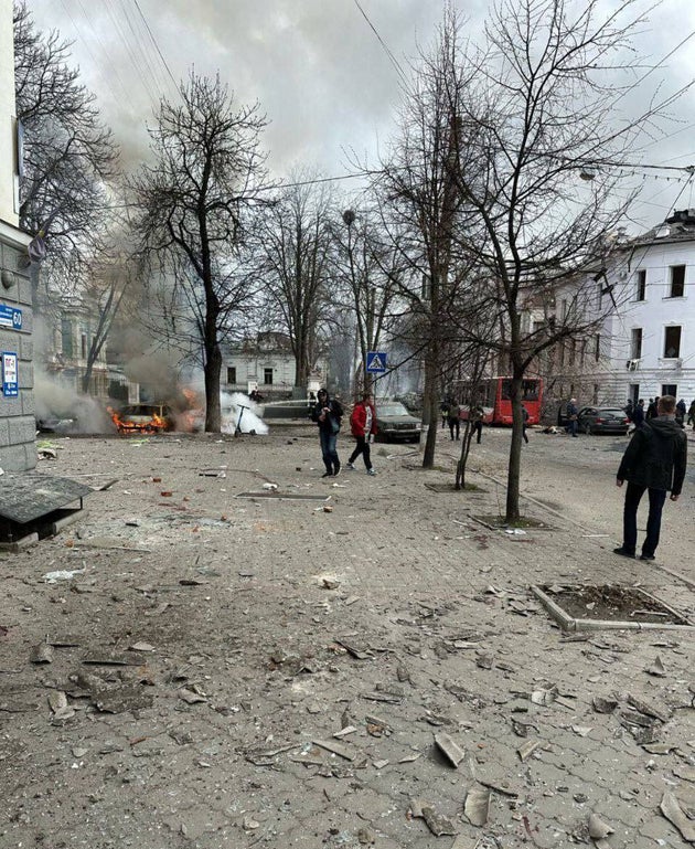 Τουλάχιστον 21 νεκροί και 83 τραυματίες από το ρωσικό πυραυλικό πλήγμα στην πόλη Σούμι της Ουκρανίας.