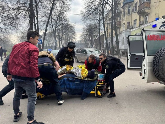 Πόλεμος στην Ουκρανία: Τουλάχιστον 21 νεκροί και 83 τραυματίες από το ρωσικό πυραυλικό πλήγμα στην πόλη Σούμι της Ουκρανίας.