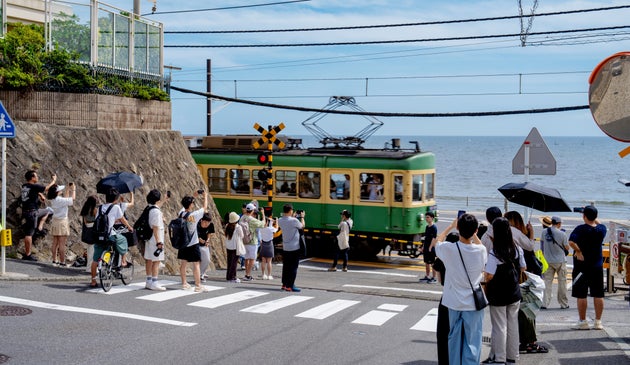 鎌倉高校前１号踏切 人気アニメ「スラムダンク」のオープニングで登場する、江ノ島電鉄鎌倉高校前駅近くの、鎌倉高校前１号踏切。映画のヒットに伴い、記念撮影のため訪日客らが多数訪れている＝神奈川県鎌倉市で 撮影日2023年08月30日