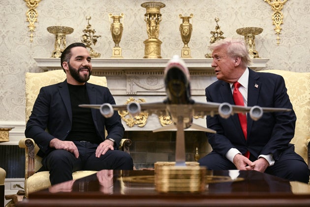 ホワイトハウスの大統領執務室で会談した、アメリカのトランプ大統領とでエルサルバドルのブケレ大統領（2025年4月14日）