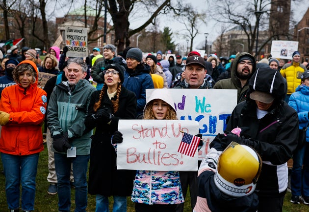 トランプ大統領によるハーバード大学の規制に抗議し、「留学生を守れ」や「いじめに立ち向かえ！」などのメッセージを掲げる人々（2025年4月12日）