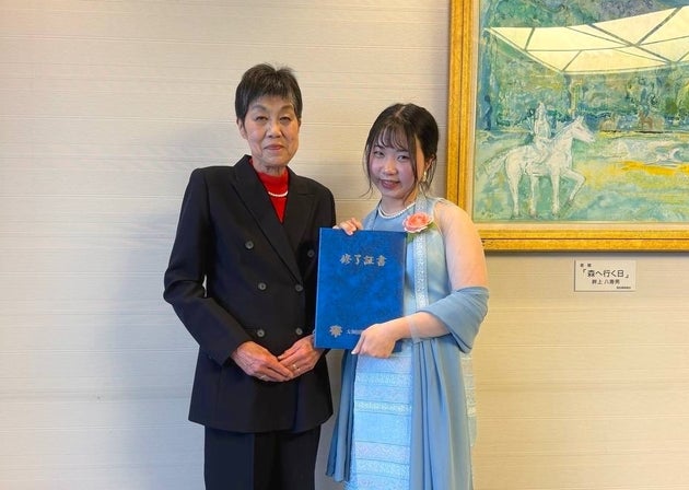 卒業式で記念撮影をした井口久美子さんとシンテンさん