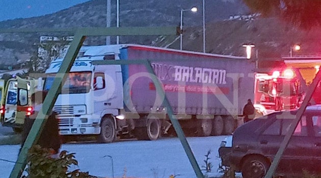 Το φορτηγό, στο οποίο προσέκρουσε το αυτοκίνητο.