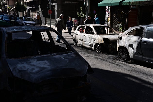 Eπεισόδια μετά τα μεσάνυχτα του Σαββάτου στα Εξάρχεια με ρίψεις μολότοφ, φωτιές και χρήση χημικών από την αστυνομία.Κάηκαν σταθμευμένα οχήματα καθώς και ισόγειο διαμέρισμα και ένα κατάστημα. Κυριακή 13 Απριλίου 2025 (ΚΩΣΤΑΣ ΤΖΟΥΜΑΣ / EUROKINISSI)