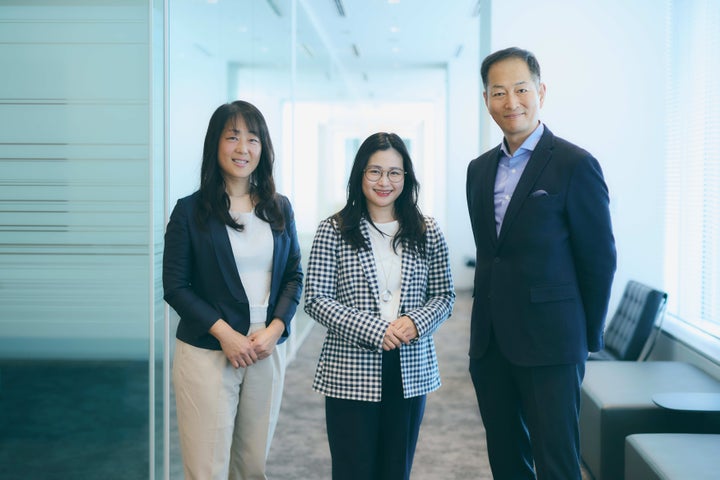 左から、日本メドトロニック株式会社 HR（人事）シニアマネージャー 「Respect in the Workplace」リーダー 鈴木よしえ（すずき・よしえ）さん、神奈川県立保健福祉大学 ヘルスイノベーション研究科 津野香奈美（つの・かなみ）教授、日本メドトロニック株式会社 サージカル バイスプレジデント 「Respect in the Workplace」スポンサー 熊野恵造（くまの・けいぞう）さん