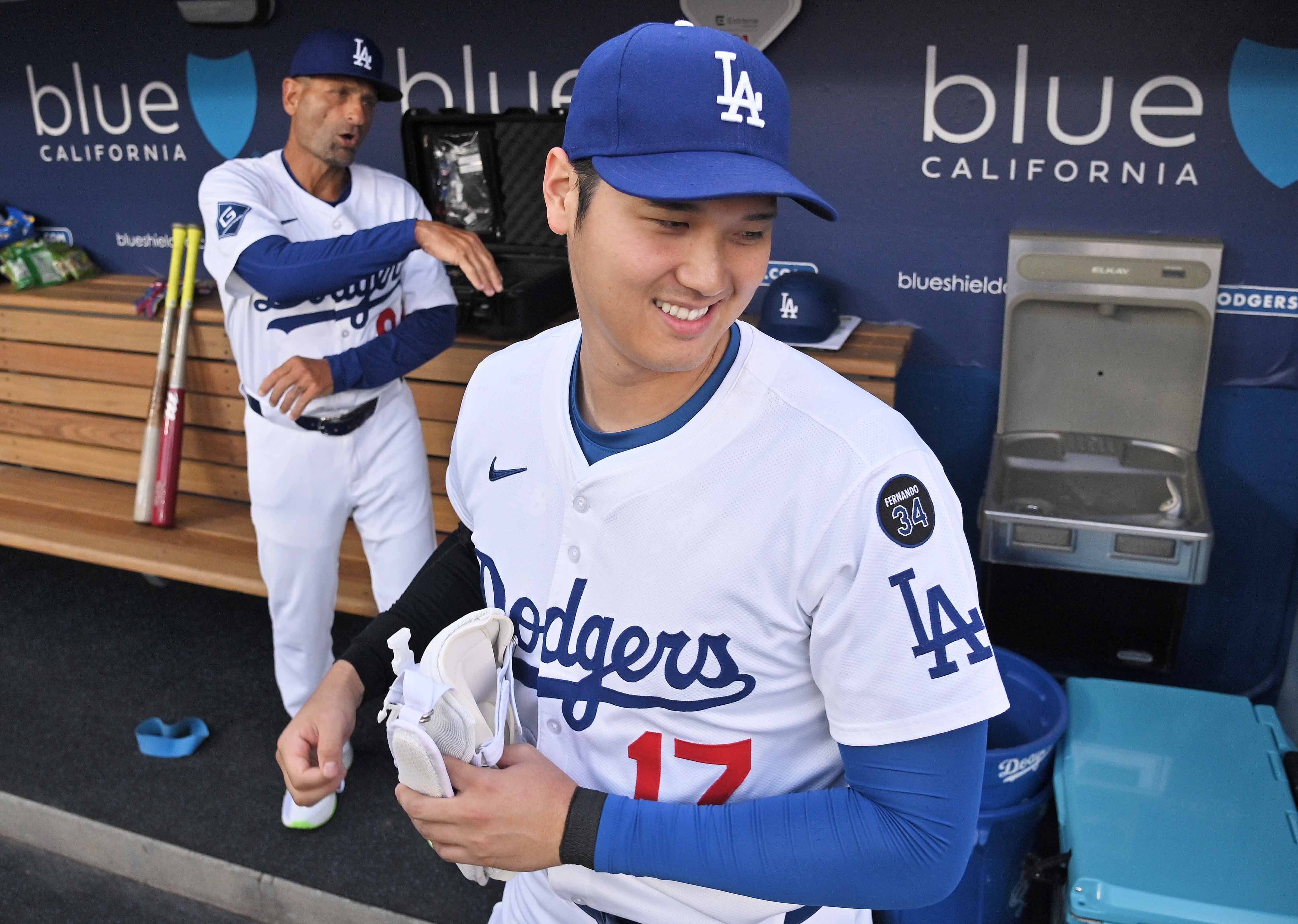 ドジャース、大谷翔平の「50HR50盗塁」記念品展示コーナーを設置