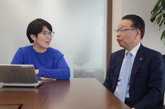 パラマウントベッドの大槻朋子さん（左）とセントラル石油瓦斯社長の太田晃さん