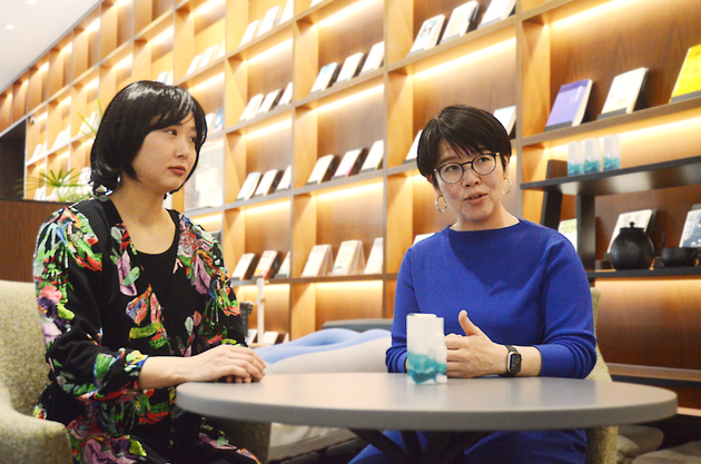 パラマウントベッドの大槻朋子さん（右）と、陽と人の小林味愛さん