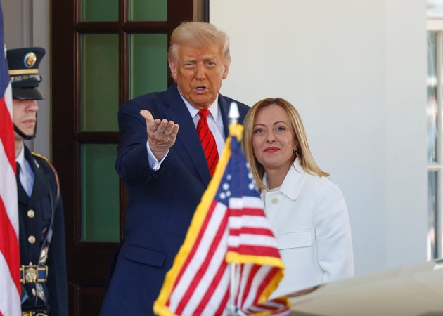 Ο πρόεδρος Ντόναλντ Τραμπ, στο κέντρο, χαιρετά την πρωθυπουργό της Ιταλίας Τζόρτζια Μελόνι, δεξιά, κατά την άφιξή της στον Λευκό Οίκο, την Πέμπτη 17 Απριλίου 2025, στην Ουάσινγκτον. (AP Photo/Tom Brenner)