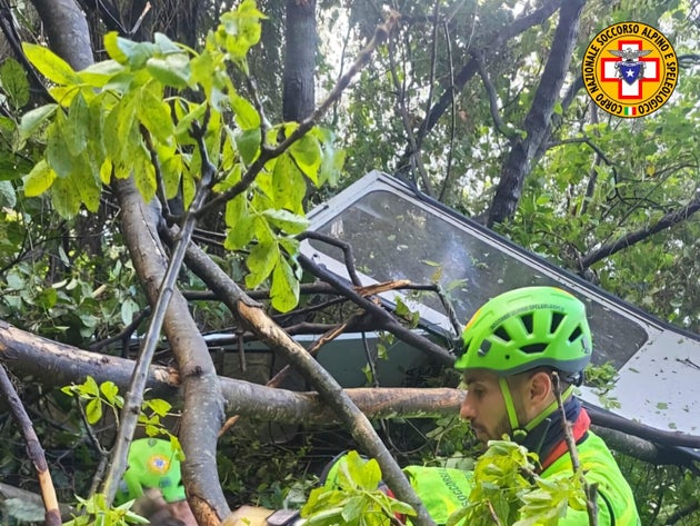 Σε αυτή τη φωτογραφία που κυκλοφόρησε από το Ιταλικό Σώμα Διάσωσης των Άλπεων και των Σπηλαίων την Πέμπτη 17 Απριλίου 2025, διασώστες φτάνουν στη διαλυμένη καμπίνα του τελεφερίκ του βουνού Faito κοντά στη Νάπολη στη νότια Ιταλία.