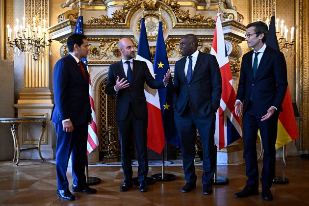 Ο πολιτικός διευθυντής του υπουργείου Εξωτερικών της Γερμανίας Gunter Sautter, δεξιά, ο υπουργός Εξωτερικών της Γαλλίας Jean-Noel Barrot, δεύτερος αριστερά, ο υπουργός Εξωτερικών της Βρετανίας David Lammy, δεύτερος δεξιά, και ο υπουργός Εξωτερικών των ΗΠΑ Marco Rubio ετοιμάζονται να ποζάρουν πριν από συνομιλίες υψηλού επιπέδου για να συζητήσουν την Ουκρανία και την ασφάλειά της, στο Παρίσι την Πέμπτη 17 Απριλίου 2025. (Julien de Rosa, Pool μέσω AP)