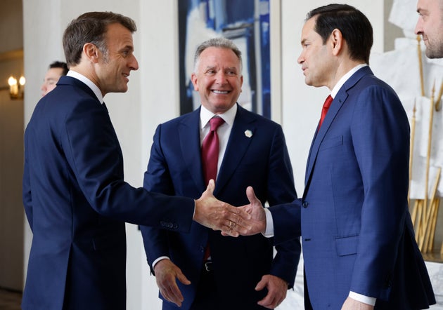 Ο πρόεδρος της Γαλλίας Εμανουέλ Μακρόν, αριστερά, υποδέχεται τον ειδικό απεσταλμένο των ΗΠΑ Steve Witkoff, στο κέντρο, και τον υπουργό Εξωτερικών των ΗΠΑ Marco Rubio για μια συνάντηση στο Μέγαρο των Ηλυσίων στο Παρίσι, την Πέμπτη 17 Απριλίου 2025. (Ludovic Marin, Pool Photo via AP)