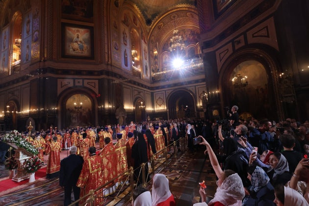 Δεκάδες πιστοί στον Καθεδρικό Ναό του Σωτήρα Χριστού στη Μόσχα.
