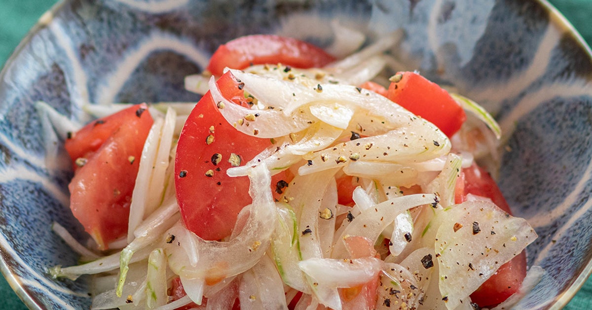 【新玉ねぎとトマトを切って和えるだけ】「これ、レストランの前菜レベル」火を使わずに簡単に作れる副菜レシピ