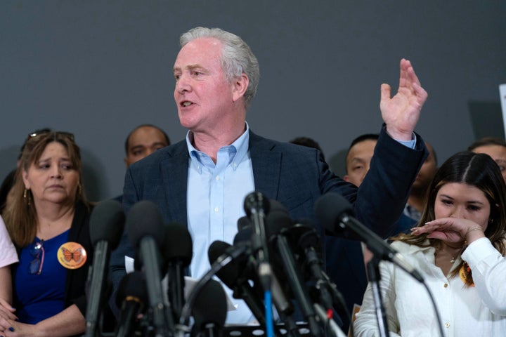 El senador de Maryland Chris Van Hollen durante una conferencia de prensa tras regresar de su reunión con Kilmar Ábrego García en El Salvador, mientras la madre del salvadoreño, Cecilia García (izquierda) y la esposa de éste, Jennifer Vasquez Sura (derecha) escuchan en el Aeropuerto Internacional Washington Dulles, en Chantilly, Virginia, el viernes 18 de abril de 2025. (AP Foto/Jose Luis Magana)