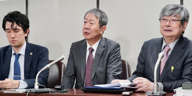 原告の江蔵智さん（中央）、代理人の海渡雄一弁護士（右）、小川隆太郎弁護士