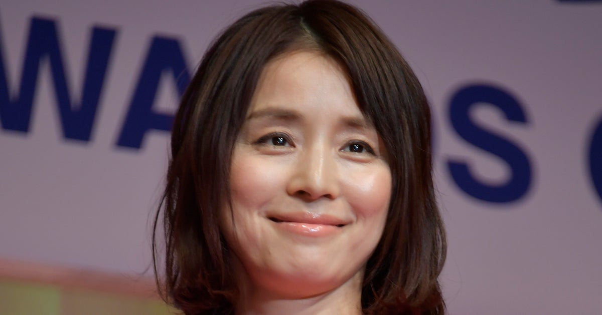 石田ゆり子、愛猫「ハニオ」を肩車したツーショットに「癒されるぅ」と反響。愛犬のおねだり姿も