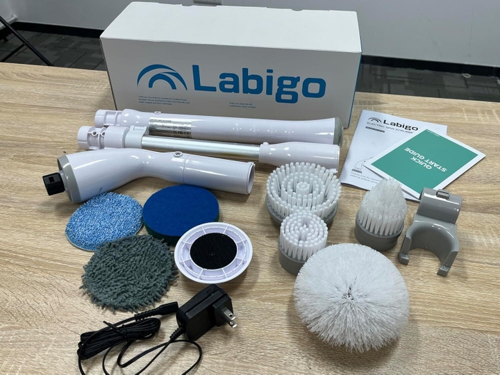 This scrubber is packed with accessories.