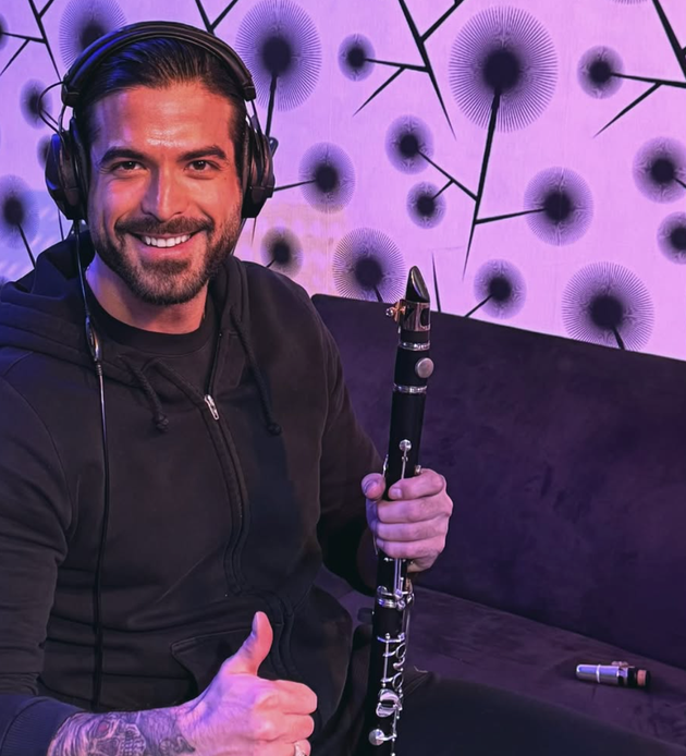 Ο Άρης Μουγκοπέτρος κατά την διάρκεια ηχογράφησης