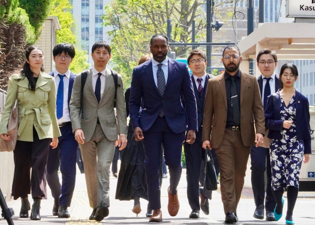 レイシャルプロファイリング訴訟の原告と弁護団（2024年撮影）