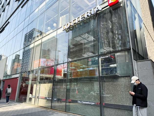 「ロッテリア弘大店」のガラス張りの外観